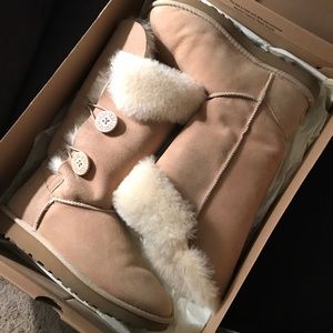 UGG Bailey Button Triplet II size 8